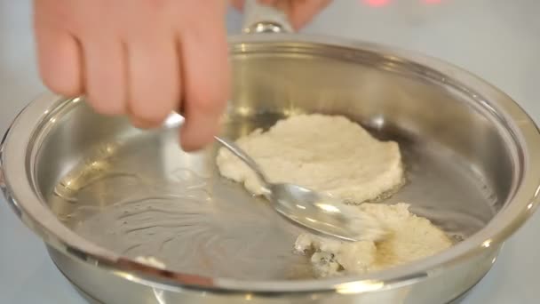 Pfannkuchen mit Quark braten — Stockvideo