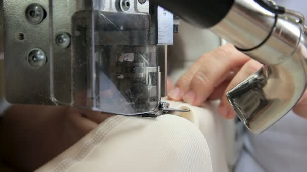 Швея за работой у швейной машинки — стоковое видео