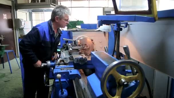 Worker operating in manual lathe — Stock Video