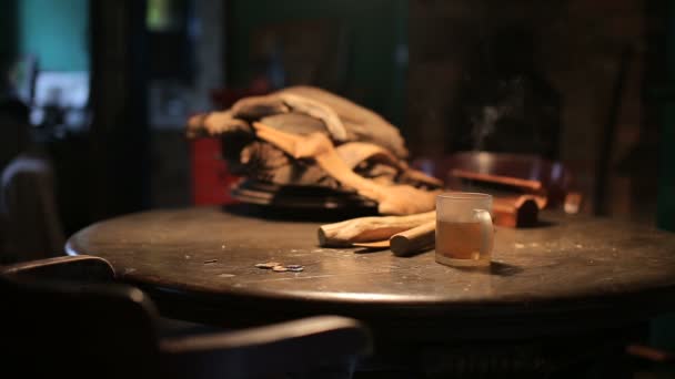 木製のテーブルに熱いお茶のカップ — ストック動画