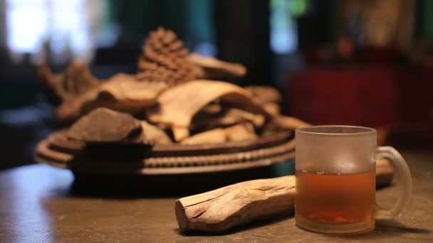 Una taza de té caliente en la mesa de madera — Vídeo de stock