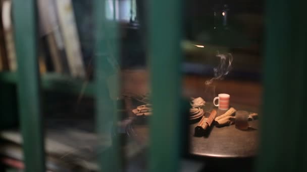 Une tasse de thé chaud sur une table en bois — Video