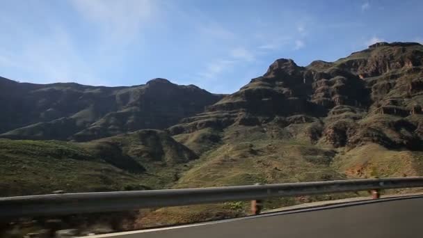 Водіння автомобіля на гірській дорозі — стокове відео