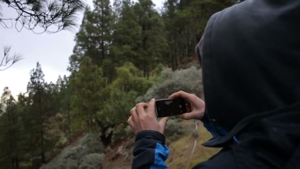 Turista fazendo foto da paisagem da montanha — Vídeo de Stock