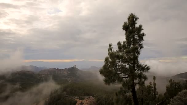 Nubes moviéndose sobre las montañas — Vídeo de stock