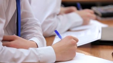Lise genç öğrencileri masasında