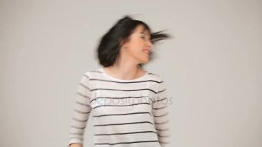 Genç esmer gülümseyen ve dans