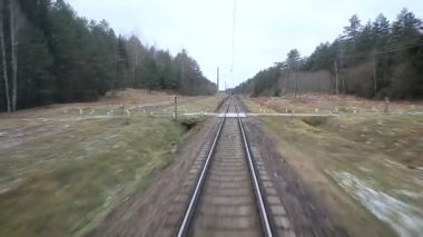 Coutry manzara ile çalışan tren yolu