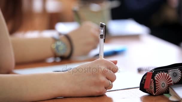 Estudantes adolescentes do ensino médio na mesa — Vídeo de Stock