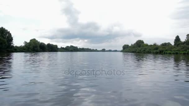 Flotando río abajo — Vídeos de Stock