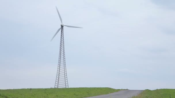Turbina wiatrowa przy drodze — Wideo stockowe