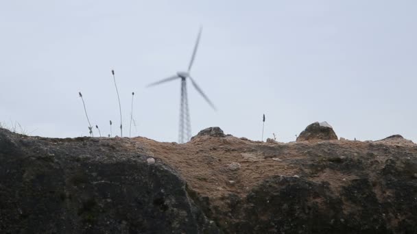 Руины и ветряные турбины в поле — стоковое видео