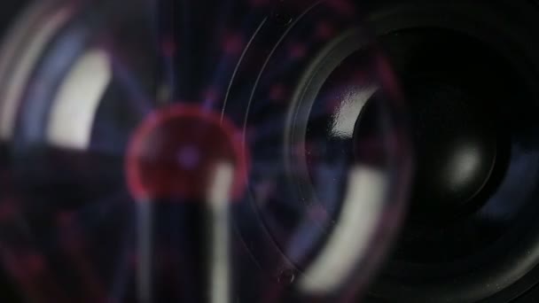 Plasma globe reageren op de luidspreker afspelen — Stockvideo