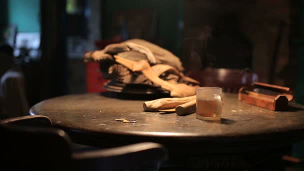 En kopp te på träbord — Stockvideo