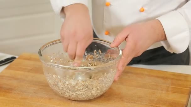 Chef-kok is het mengen van ingrediënten — Stockvideo