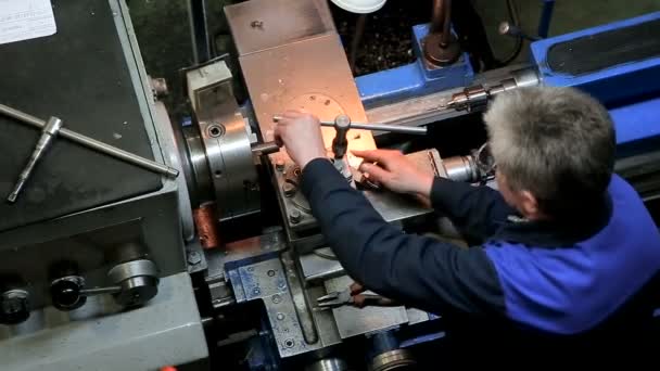 Lavoratore operante in tornio manuale — Video Stock