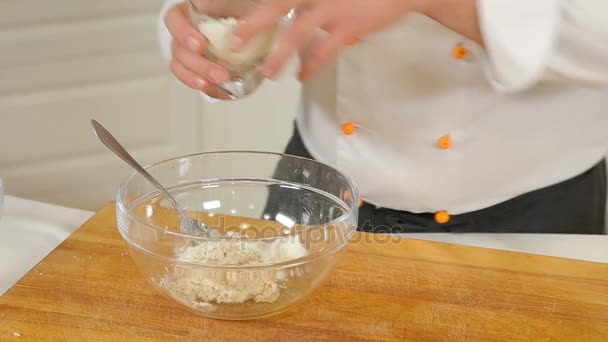 Делать тесто для блинчиков с творогом — стоковое видео