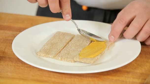 Chef haciendo bocadillos de galleta de pan — Vídeo de stock