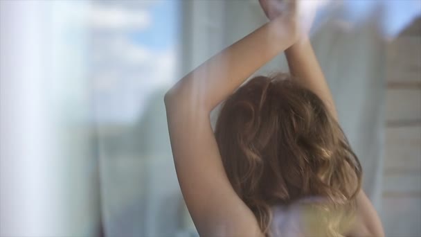 Женщина-модель позирует в нижнем белье — стоковое видео