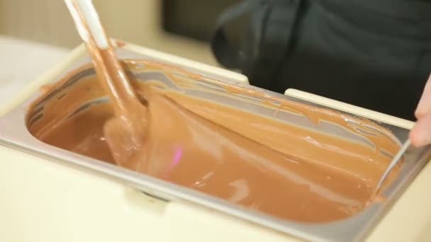 Таяние молочного шоколада — стоковое видео