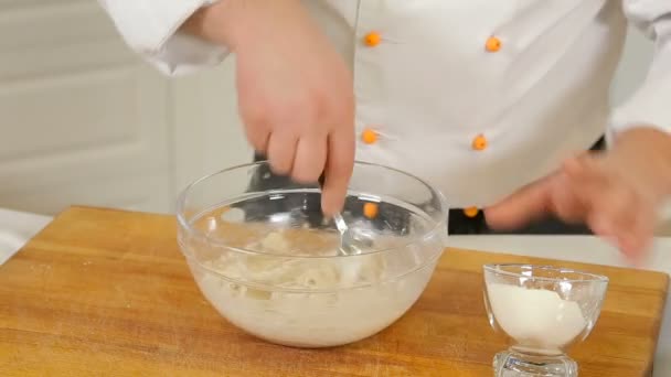 Виготовлення тіста для сирних млинців — стокове відео