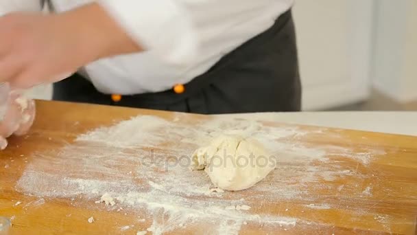 Att göra degen för dumplings — Stockvideo