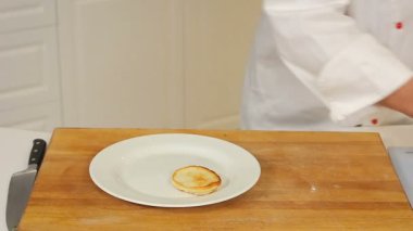 Ekşi krema ile servis pancekes