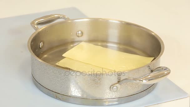 Lasaña pasta hirviendo en una sartén de salsa en la estufa — Vídeos de Stock