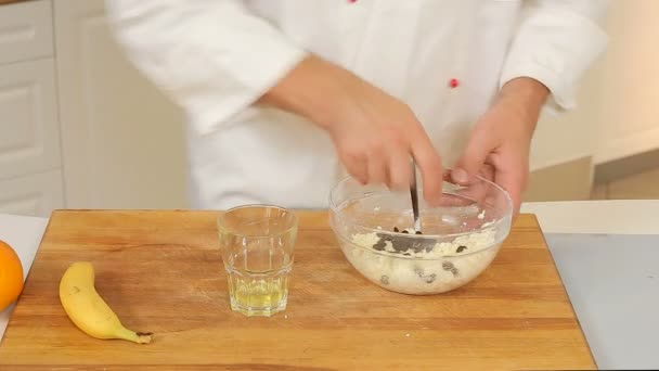 Teig für Quarkpfannkuchen machen — Stockvideo
