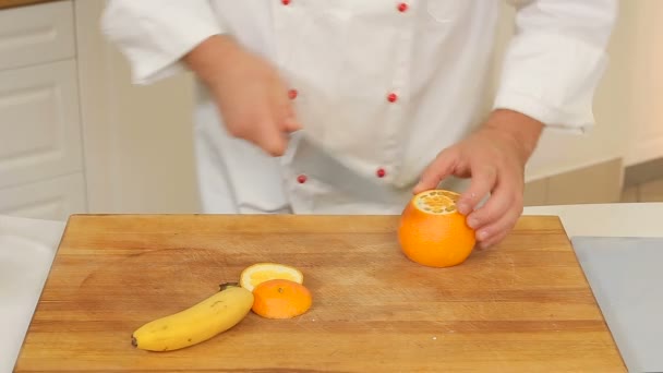 Kuchař, loupání pomeranče — Stock video