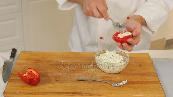 Pepers koken gevuld met kaas — Stockvideo