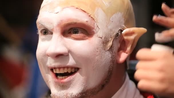 Makyaj sanatçısı, işe uygulanan Cadılar Bayramı makyaj — Stok video