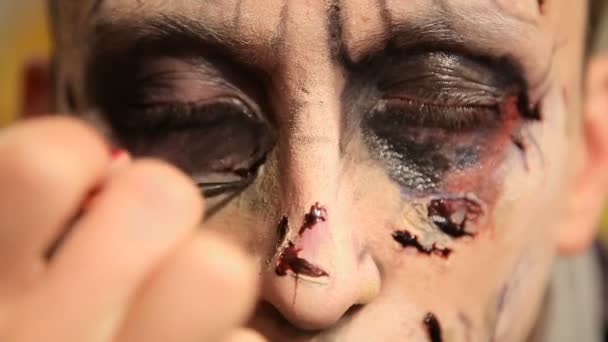 Make-up-Artist bei der Arbeit beim Auftragen von Halloween-Make-up — Stockvideo