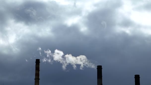 Rook emissie uit fabriek leidingen — Stockvideo