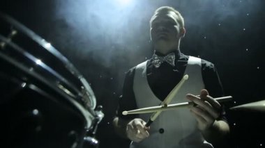 davulcu davul çalıyor.