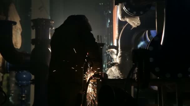 Worker cutting metal with grinder — Stock Video