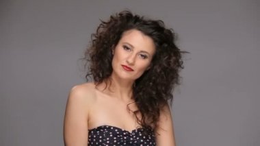 Genç esmer, uzun kahverengi kıvırcık saçlı dans eden