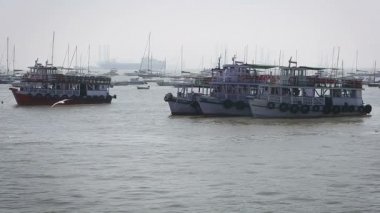 Turist ve balıkçı tekneleri liman tarafından