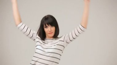 Genç esmer gülümseyen ve dans