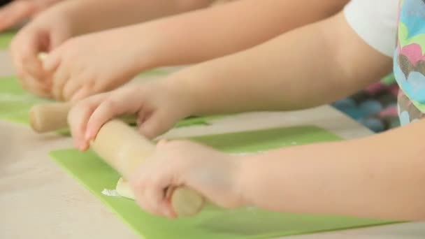 Les enfants travaillent avec de la pâte — Video