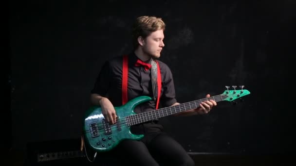 Hudebník hraje elektrické basová giutar — Stock video