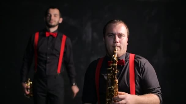 Саксофонисты и трубачи в стиле ретро — стоковое видео