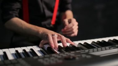 Genç erkek müzisyen piyano