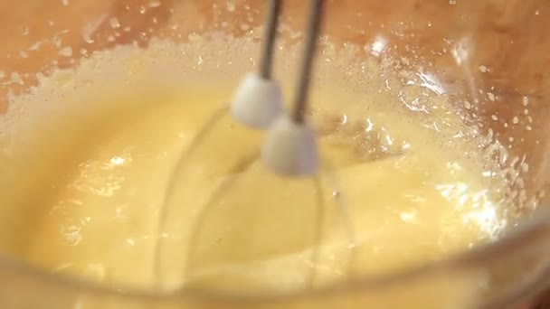 Fouetter les œufs avec du sucre dans un bol en verre — Video