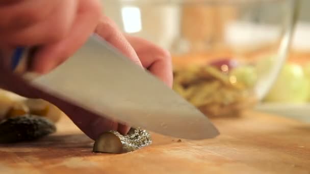 在木板上切腌的黄瓜 — 图库视频影像