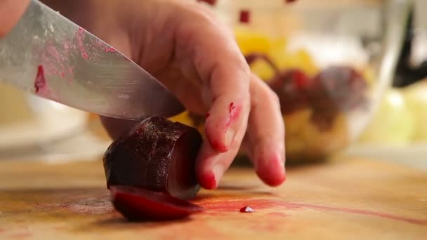 Snijden gekookte rode biet op een houten bord — Stockvideo