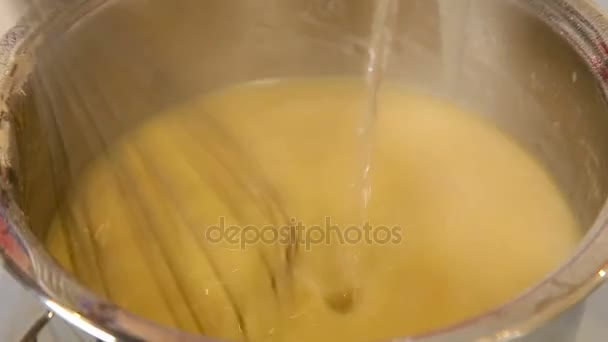 Mezclar la sopa de cebolla francesa en una cacerola — Vídeo de stock