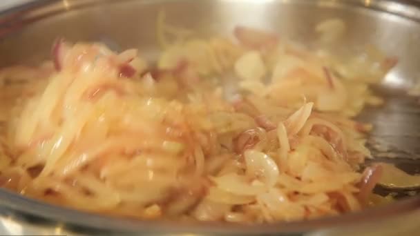 Frying onions in a frying pan — Stock Video