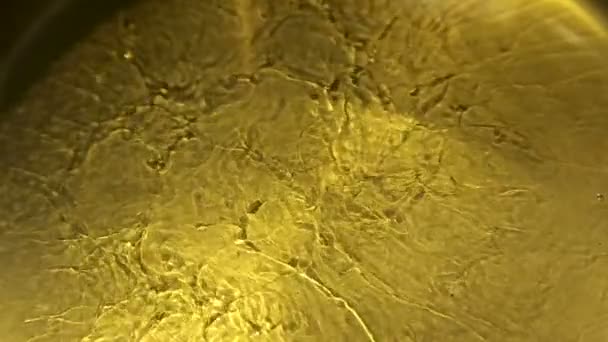 L'huile jaune commence à bouillir 