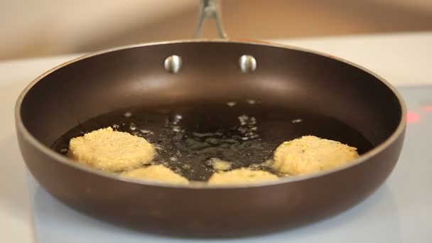 Chef fait frire des hamburgers végétariens sur une poêle — Video